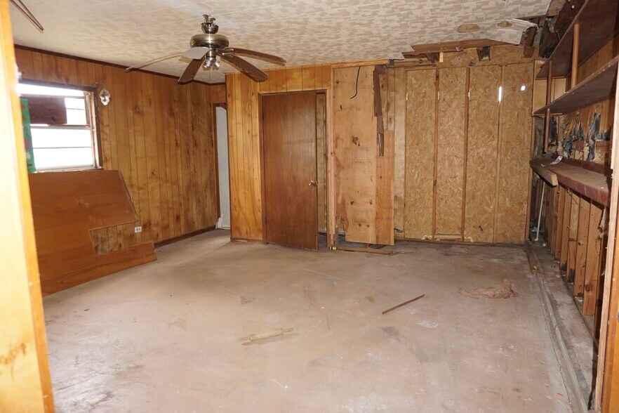 More Photos Of 906 Third St, Lake Arthur Light Manufacturing For Sale