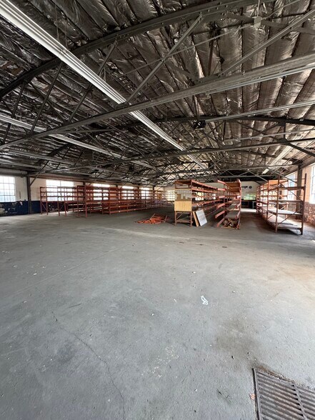 More Photos Of 717 N 2nd St, Vincennes Warehouse For Lease