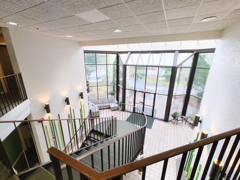 More Photos Of 9000 Cypress Green Dr, Jacksonville Office For Lease