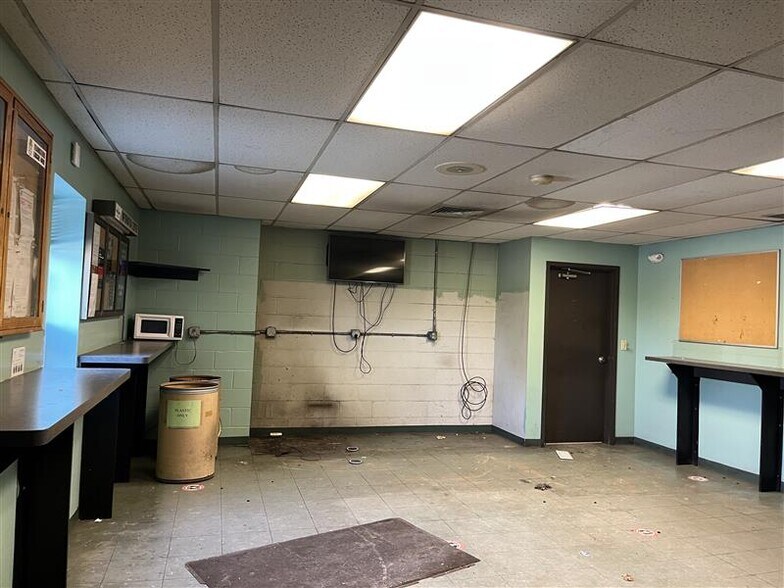 More Photos Of 75 Ransier Dr, Buffalo Truck Terminal For Sale