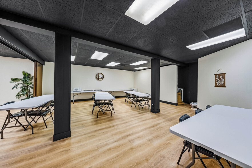 More Photos Of 239 SE G St, Grants Pass General Retail For Sale