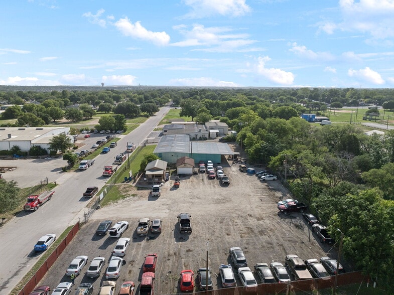 More Photos Of 100 Pecan Dr, Schertz Service For Sale