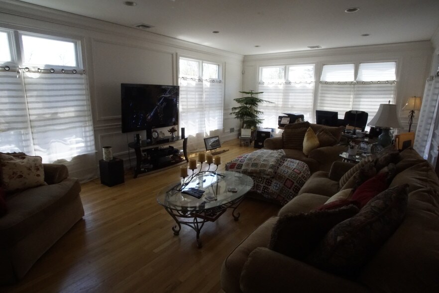 More Photos Of 584 Middle Rd, Bayport Storefront Retail Residential For Sale