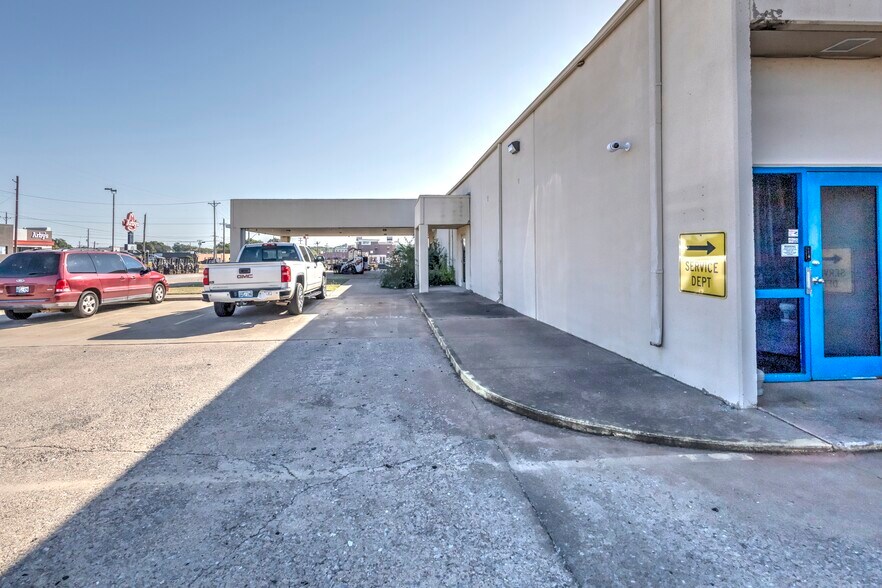 More Photos Of 1909 N Highway 81, Duncan Auto Dealership For Sale