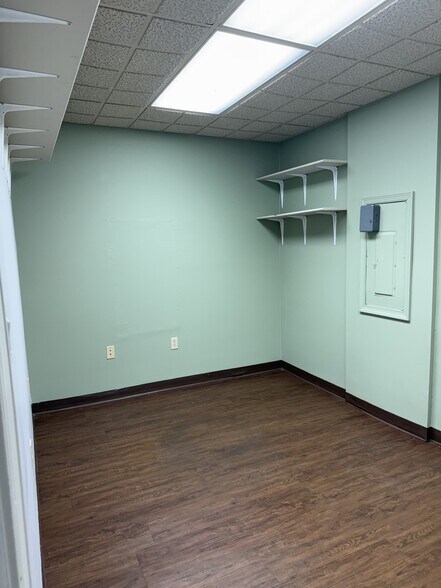 More Photos Of 8525-8549 Gunn Hwy, Odessa Unknown For Lease