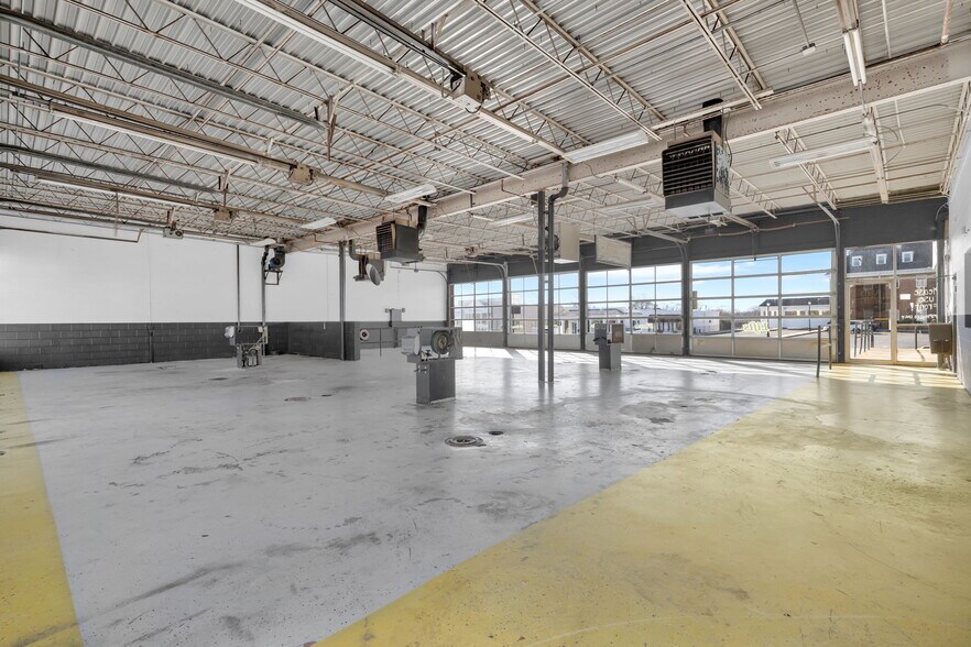 More Photos Of 904 N Main St, Anderson Auto Repair For Sale