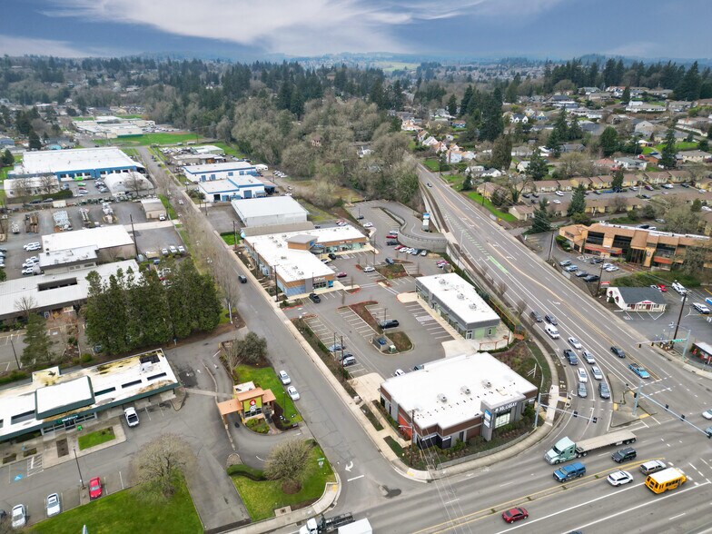 More Photos Of 555 9th St NW, Salem Bar For Sale