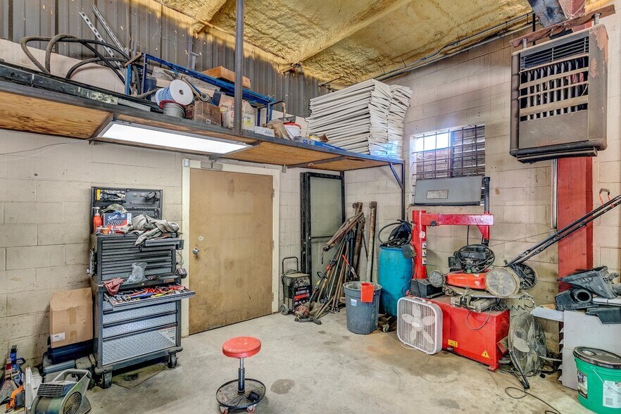 More Photos Of 615 W Court St, Newton Auto Repair For Sale