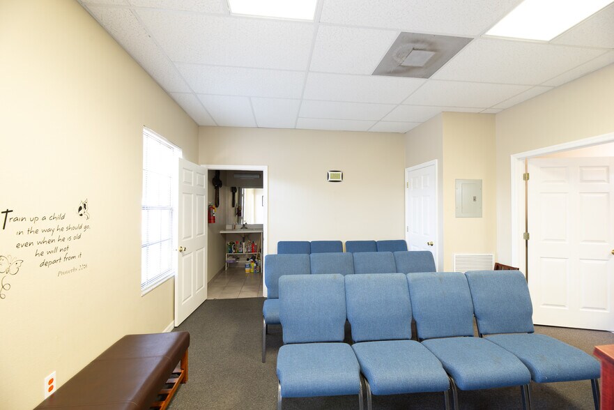 More Photos Of 8909 Regents Park Dr, Tampa Office Residential For Lease