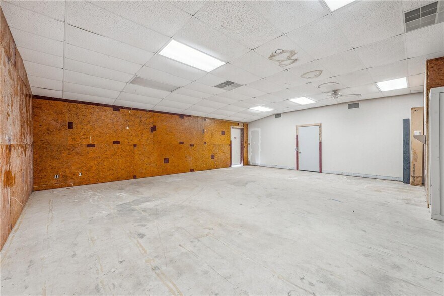 More Photos Of 1497 W Highway 67, Glen Rose Flex For Lease