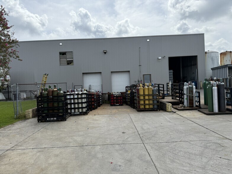 More Photos Of 441 N Post Oak Rd, Sulphur Industrial For Lease
