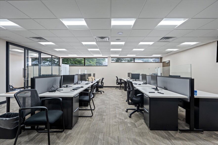 More Photos Of 29444 Northwestern Hwy, Southfield Office For Sale