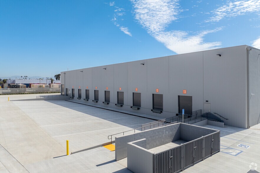 More Photos Of 14527 San Pedro St, Gardena Warehouse For Lease