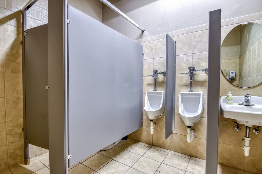 More Photos Of 1366 E 346th St, Eastlake Restaurant For Sale