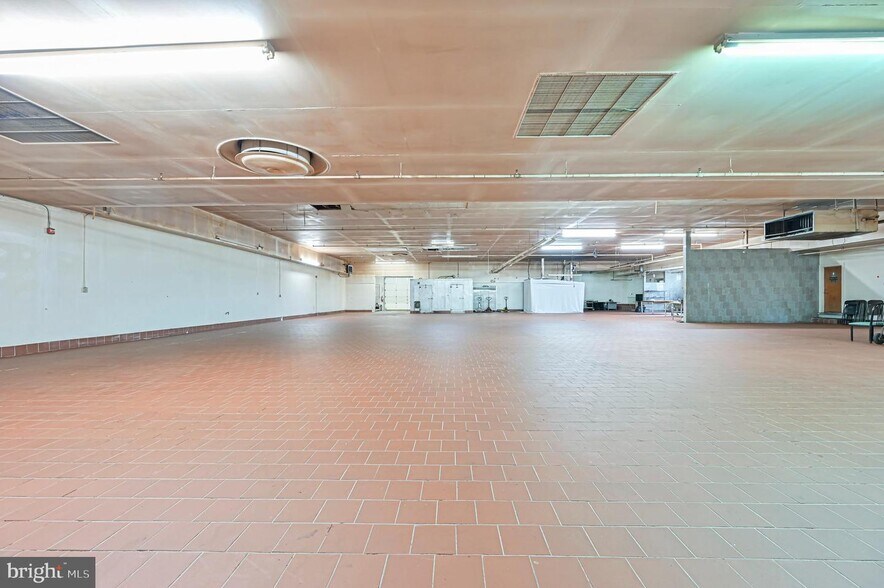 More Photos Of 13 N East Blvd, Vineland Flex For Sale