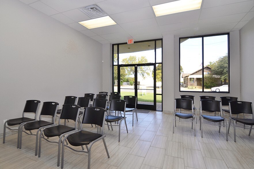 More Photos Of 628 Centre St, Dallas Office For Sale