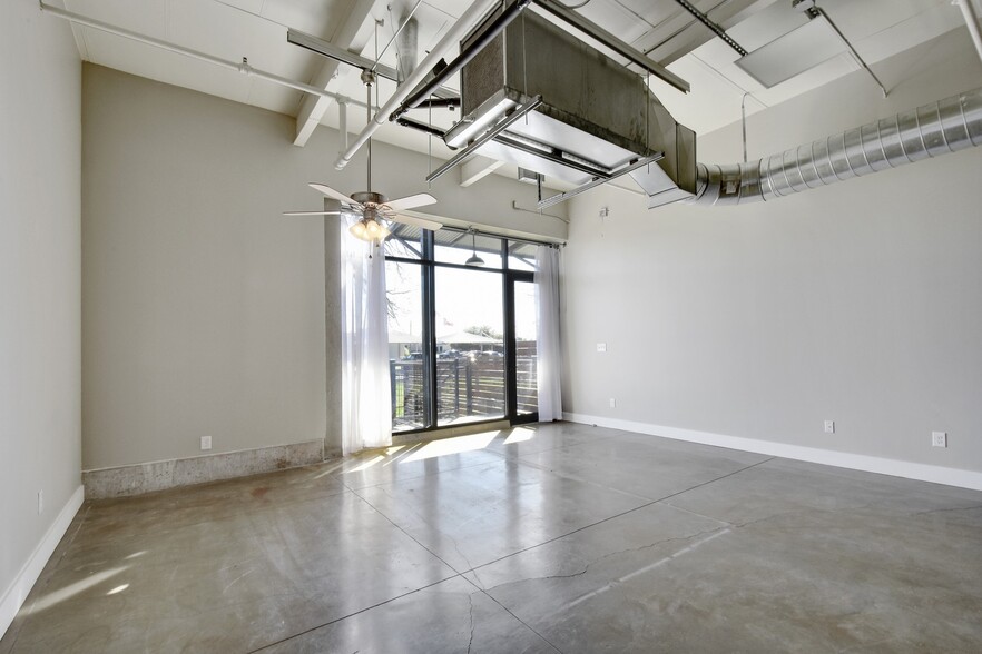 More Photos Of 3363 E Commerce St, San Antonio Warehouse For Sale