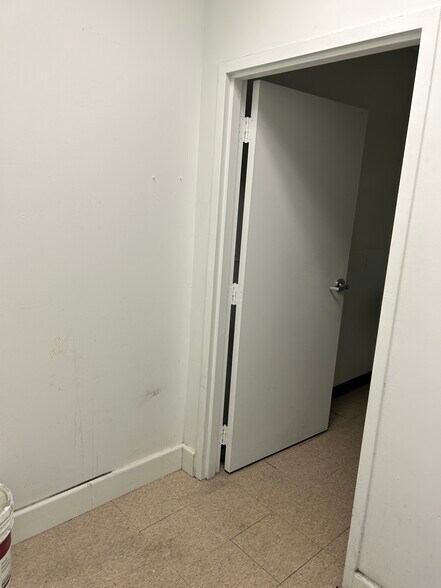 More Photos Of 1824 W Slaughter Ln, Austin Freestanding For Lease