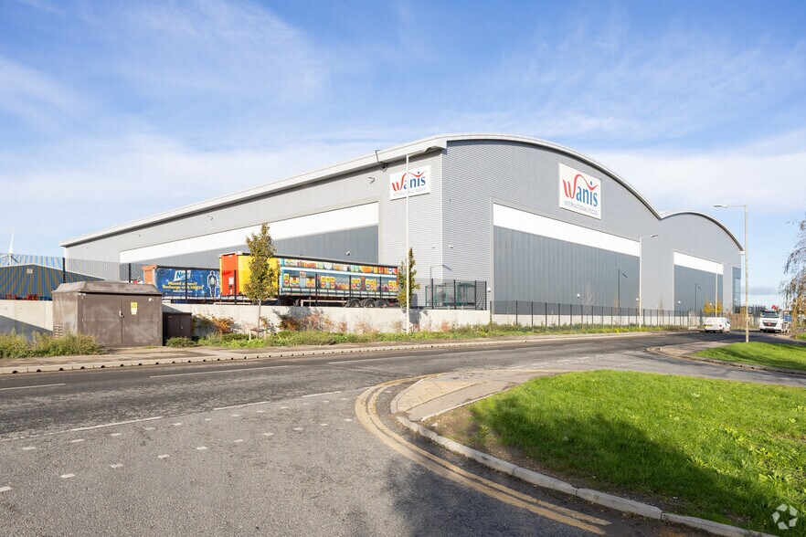 More Photos Of Ferry Ln, Rainham Warehouse For Lease