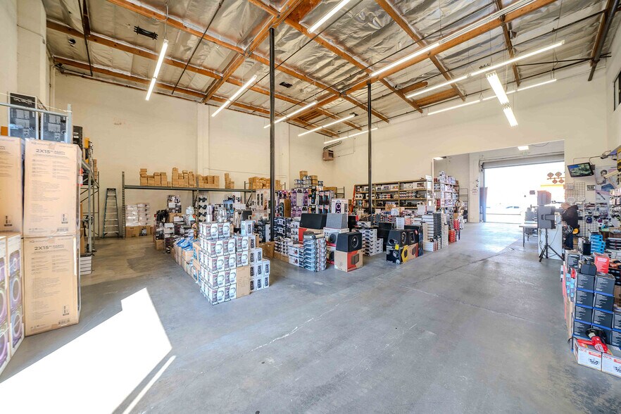 More Photos Of 1120 E 11th St, Los Angeles Showroom For Sale