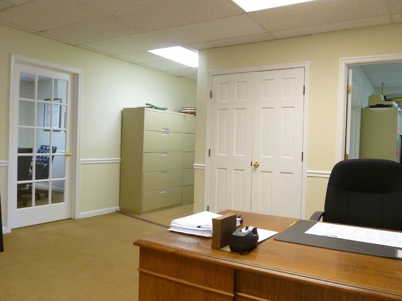 More Photos Of 10688 Crestwood Dr, Manassas Office For Lease