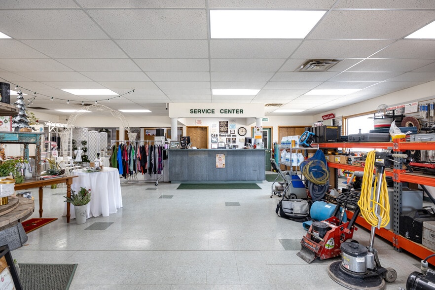 More Photos Of 1375 N Shawano St, New London Flex For Sale