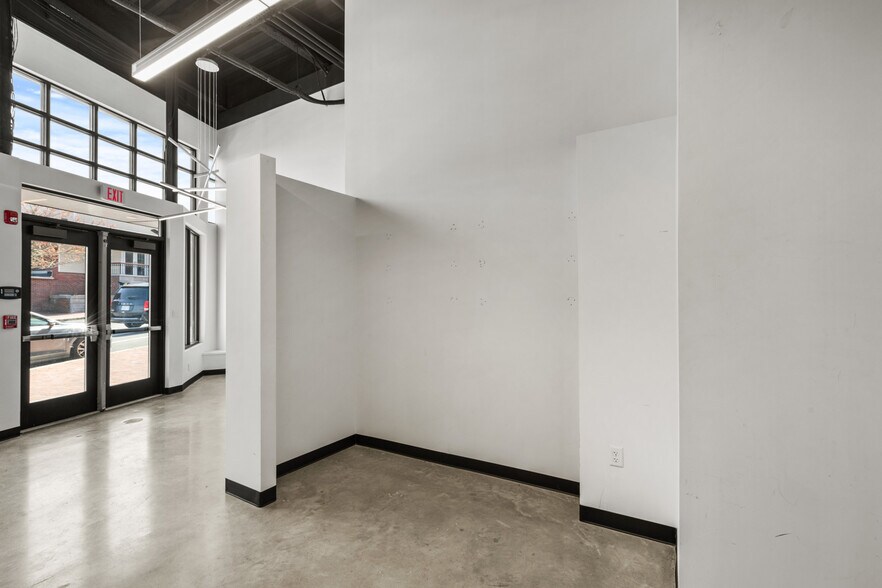 More Photos Of 206 Main St, Gloucester Apartments For Lease