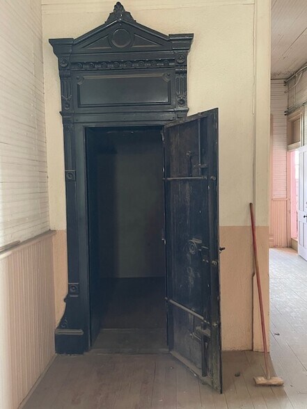 More Photos Of 101 E Main St, Brady Restaurant For Sale