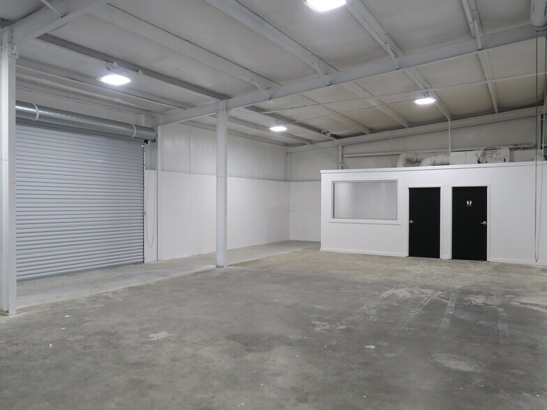 More Photos Of 5638 Star Ln, Houston Auto Dealership For Lease
