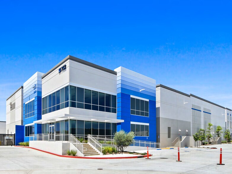 More Photos Of 752 N Poplar St, Orange Distribution For Lease