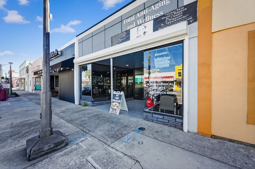 More Photos Of 141 W International Speedway Blvd, Daytona Beach Storefront For Sale