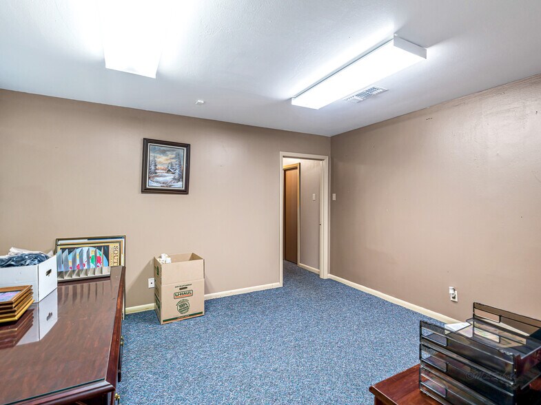 More Photos Of 1105 San Jacinto St, Rosenberg Office For Sale
