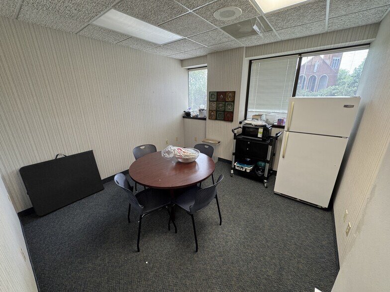 More Photos Of 560 Riverside Dr, Salisbury Medical For Sale
