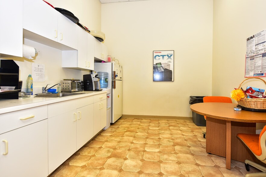 More Photos Of 230 West Parkway, Pompton Plains Flex For Sale