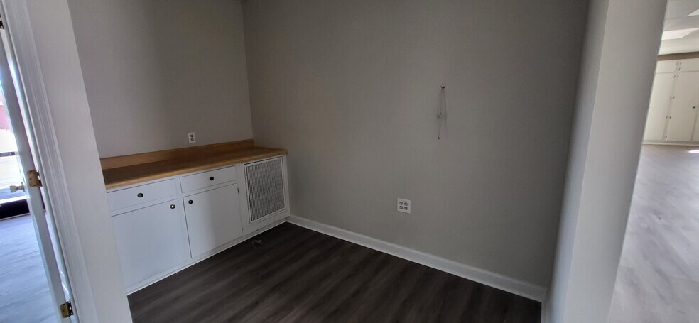 More Photos Of 2300 N Pine St, Lumberton Office For Lease