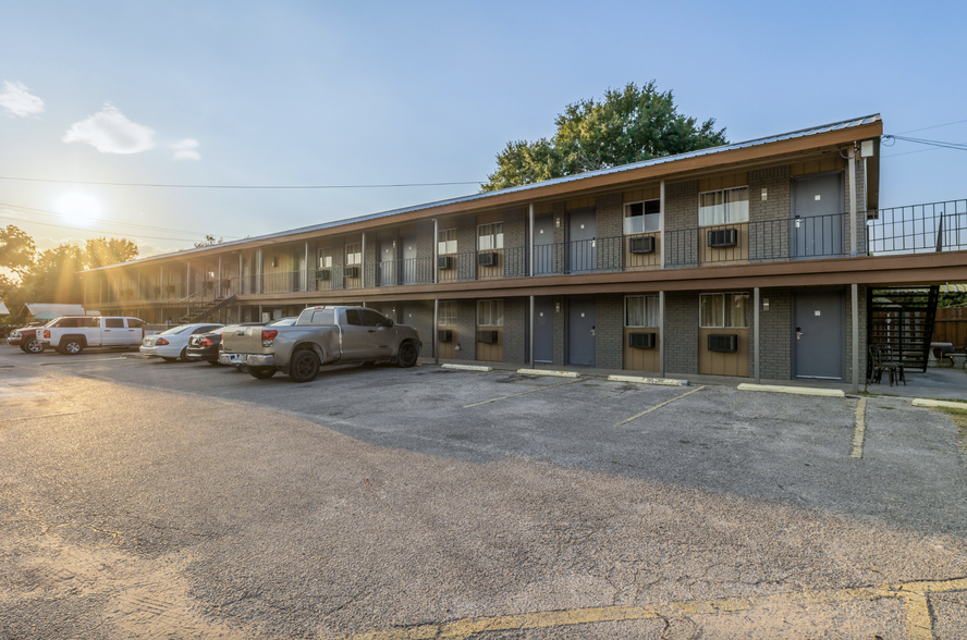 Primary Photo Of 1200 W Cameron Ave, Rockdale Hotel For Sale