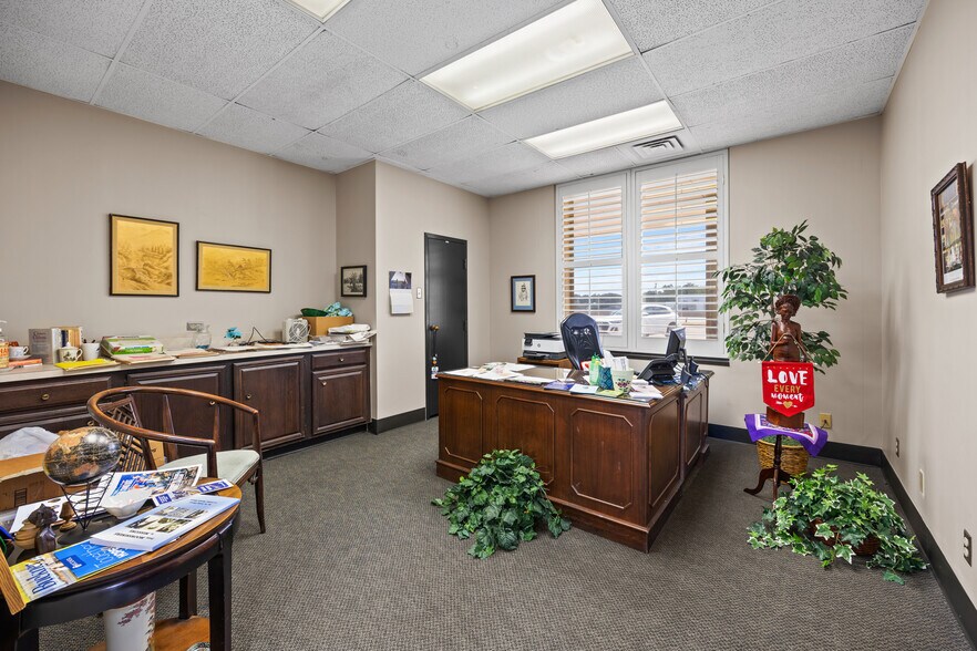 More Photos Of 8001 E R L Thornton Fwy, Dallas Office For Lease