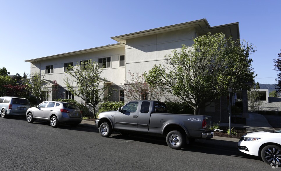 More Photos Of 2365 Kline St, Roseburg Office For Lease
