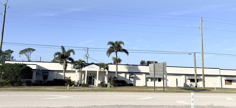 Primary Photo Of 928 Tamiami Trl, Osprey Freestanding For Lease