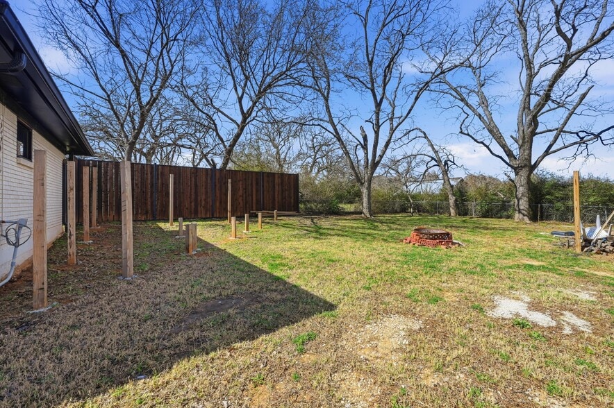 More Photos Of 1927 W Arkansas Ln, Pantego Light Manufacturing For Sale