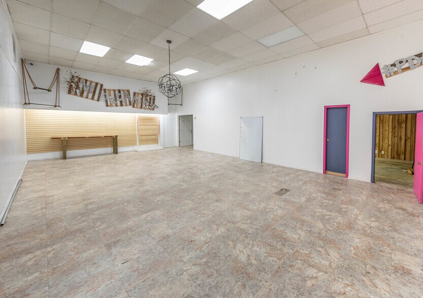 More Photos Of 4615-4617 50th St, Lubbock Freestanding For Sale