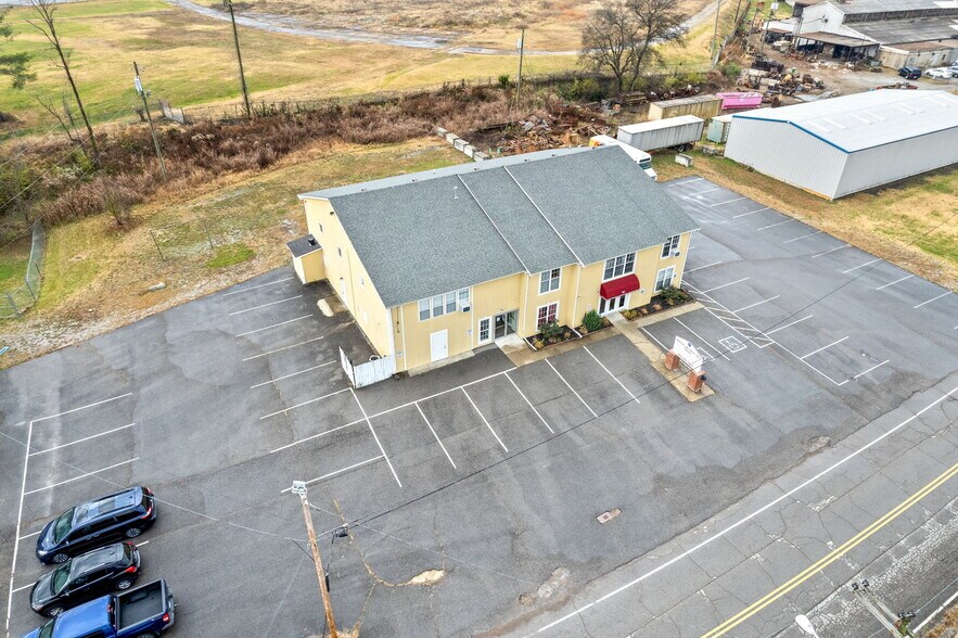 More Photos Of 701 Red River St, Clarksville Office For Sale