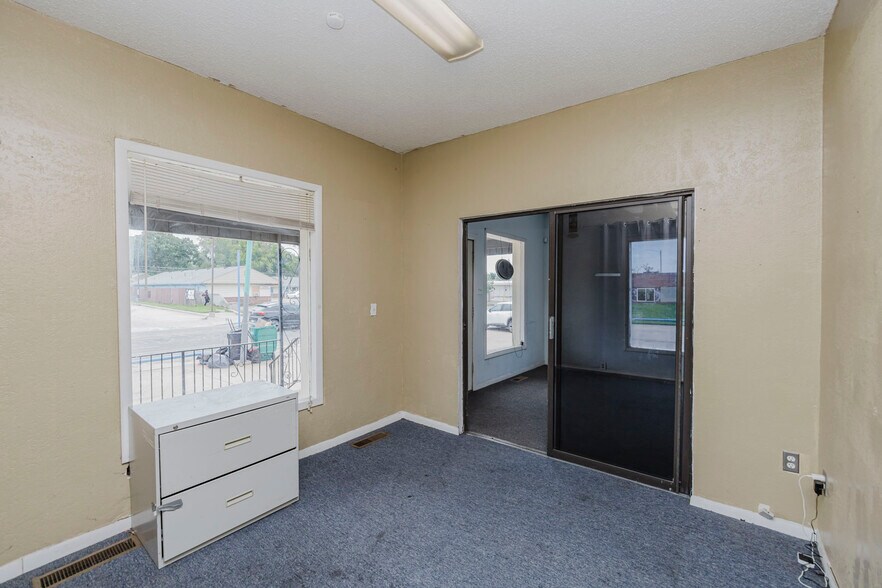 More Photos Of 2013 S Broadway St, Wichita Auto Dealership For Sale