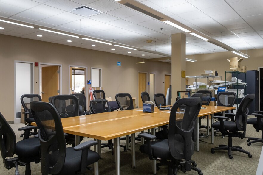 More Photos Of 325 Campus Dr, Aurora Light Manufacturing For Lease