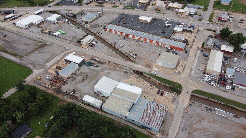 More Photos Of 1301 S 3rd St, Chickasha Distribution For Lease