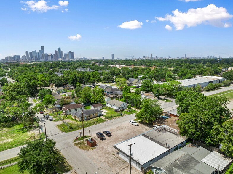 More Photos Of 1117 Collingsworth St, Houston Freestanding For Lease