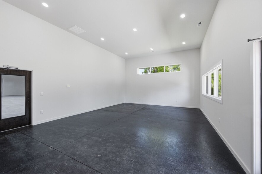 More Photos Of 136 Shivel Dr, Hendersonville Showroom For Sale