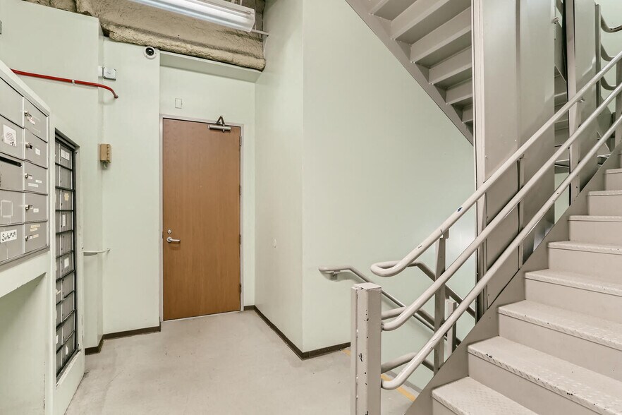 More Photos Of 5620 Wilbur Ave, Tarzana Office For Sale