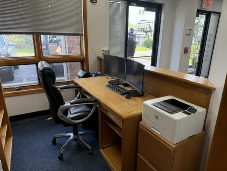 More Photos Of 820 E Terra Cotta Ave, Crystal Lake Office For Sale