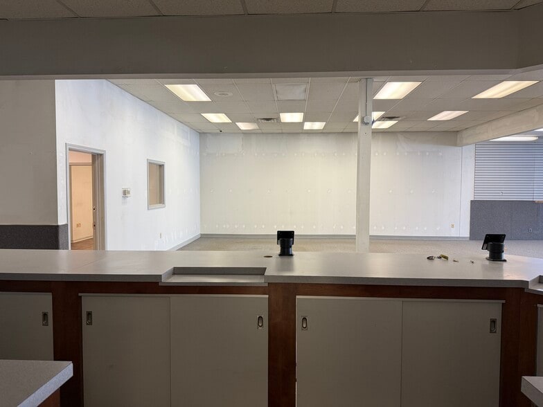 More Photos Of 327 Ashland Rd, Mansfield Showroom For Lease